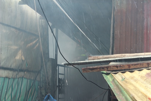 Lửa b&ocirc;́c nghi ngút b&ecirc;n trong căn nhà