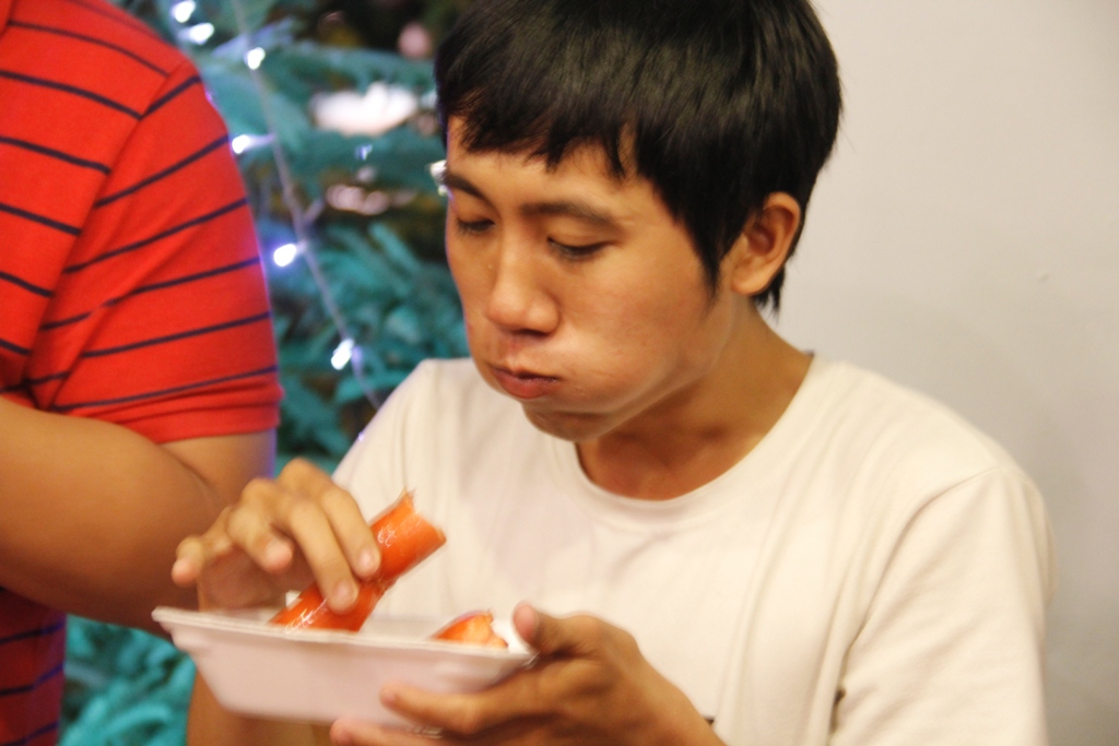 Để được 1 triệu đồng, th&iacute; sinh phải l&agrave; người ăn x&uacute;c x&iacute;ch nhanh v&agrave; nhiều nhất.
