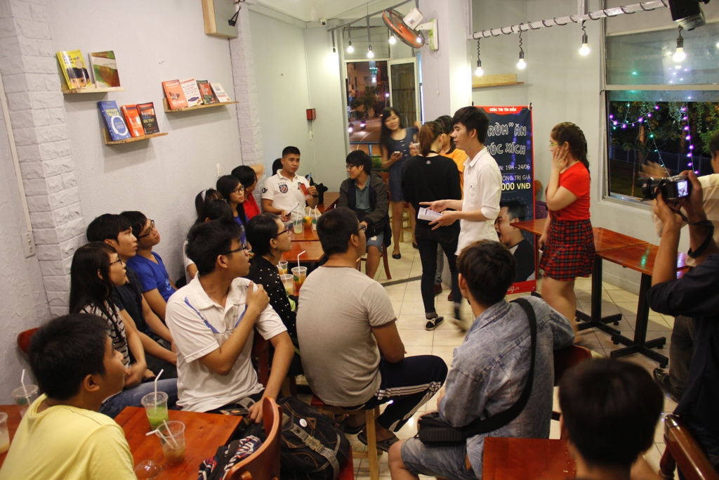 Cuộc thi &ldquo;ăn x&uacute;c x&iacute;ch nhanh&rdquo;  thu h&uacute;t rất đ&ocirc;ng c&aacute;c bạn trẻ, sinh vi&ecirc;n tham gia.