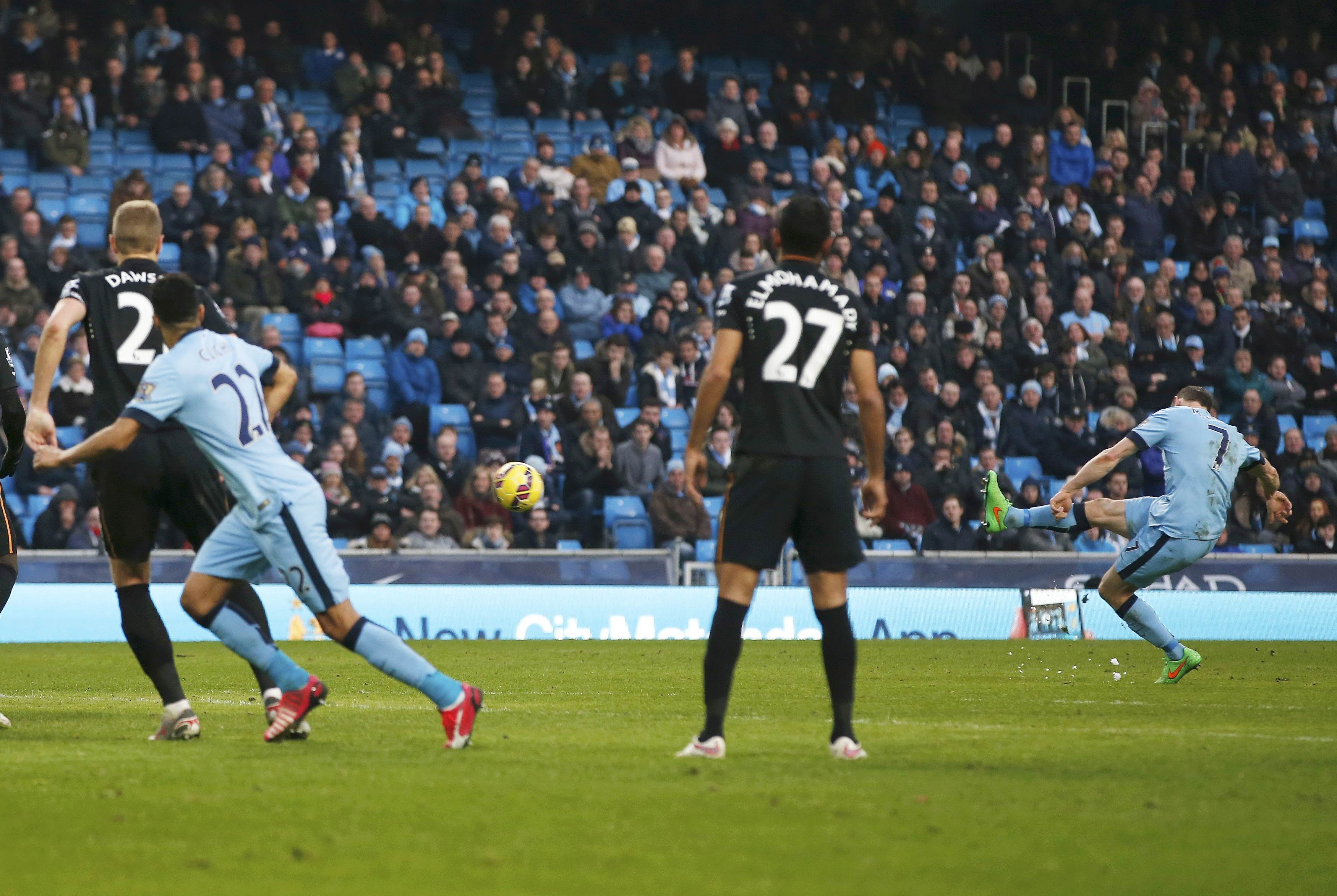 Milner gh bàn thắng quý như vàng cho Man City