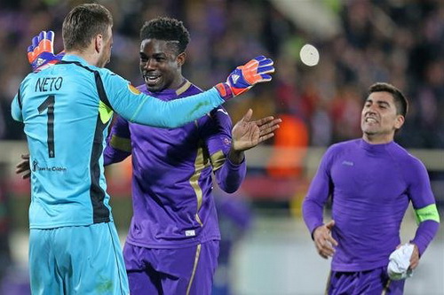 Micah Richards (giữa) chia vui với thủ môn của Fiorentina