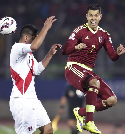 Miku (trái) tranh chấp bóng với Zambrano của Peru