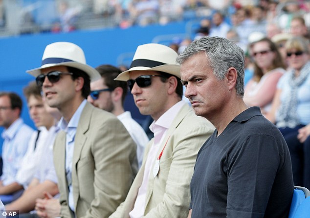 HLV Mourinho muốn Cech đầu qu&acirc;n cho PSG hơn l&agrave; Arsenal