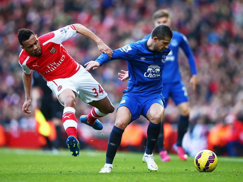Kevin Mirallas (Everton, phải) đối đầu cùng Coquelin