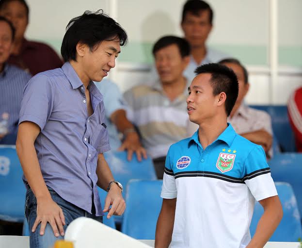HLV Miura tr&ecirc;n khán đài S&acirc;n Long An t&ocirc;́i 8-2
