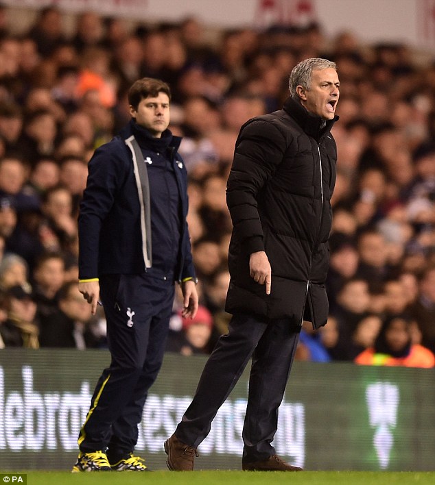 HLV Mourinho phản ứng khi Hazzard té ngã trong vòng cấm ở phút 75 nhưng không được hưởng phạt điền