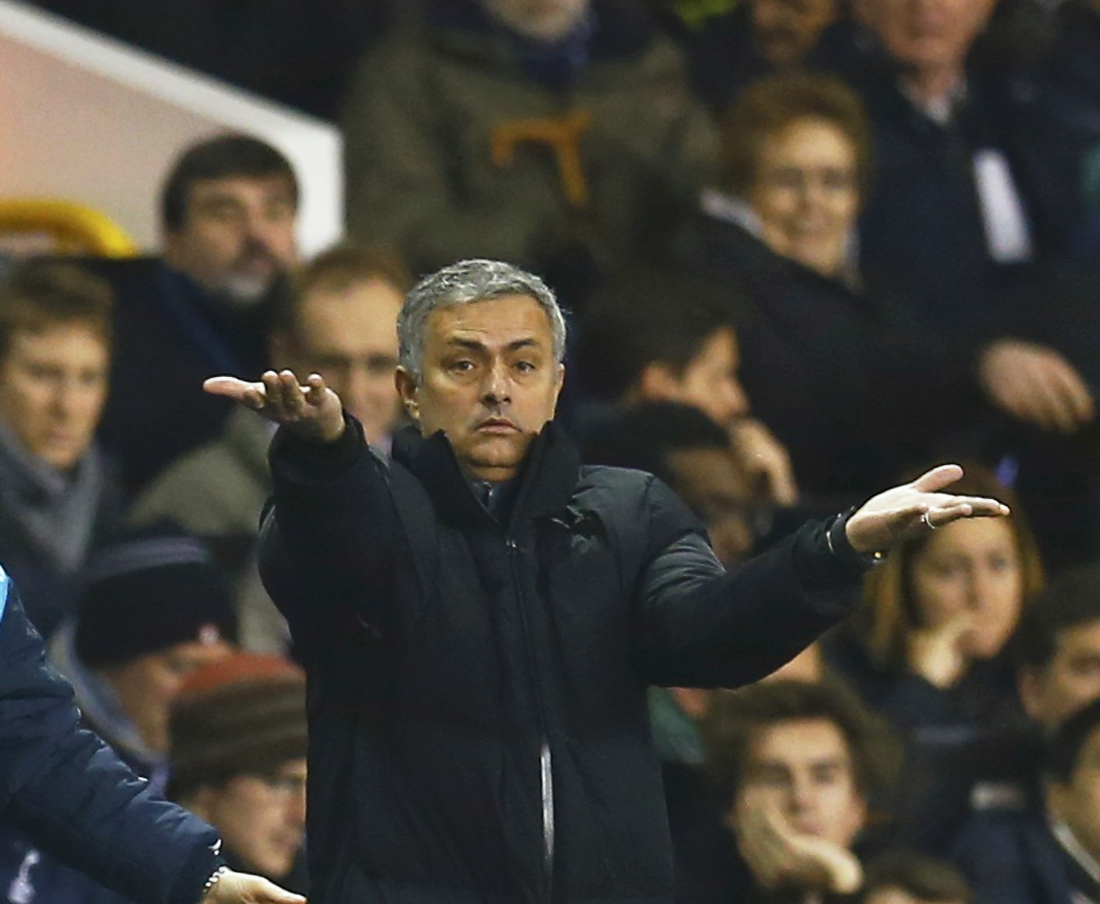 HLV Mourinho phải trả gi&aacute; v&igrave; ph&aacute;t ng&ocirc;n của m&igrave;nh