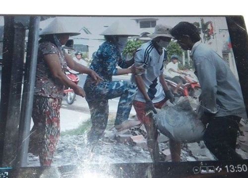 Một cảnh quấy ph&aacute; do b&agrave; Ba v&agrave; b&agrave; Li&ecirc;n g&acirc;y ra bị ph&iacute;a b&agrave; L&eacute;n chuoj h&igrave;nh, quay phim lại