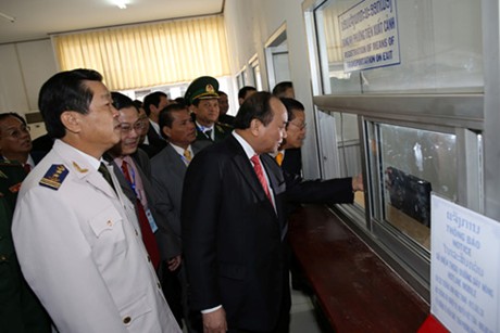 Lần đầu tiên thực hiện “1 cửa, 1 lần dừng” tại cửa khẩu biên giới