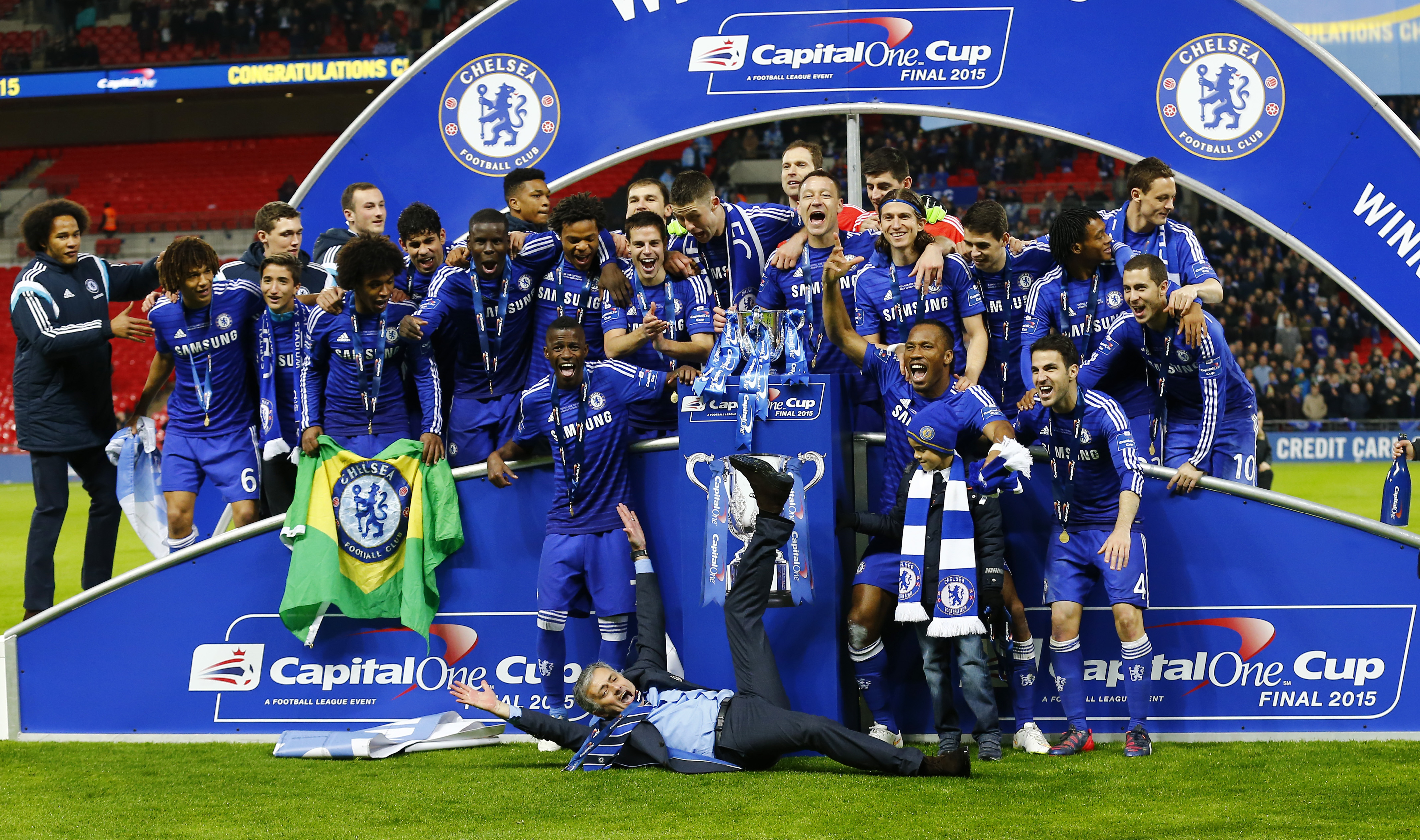 HLV Mourinho ăn mừng ngộ nghĩnh c&ograve;n hơn học tr&ograve;