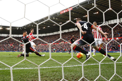 Stoke đẩy Van Gaal vào khốn khó
