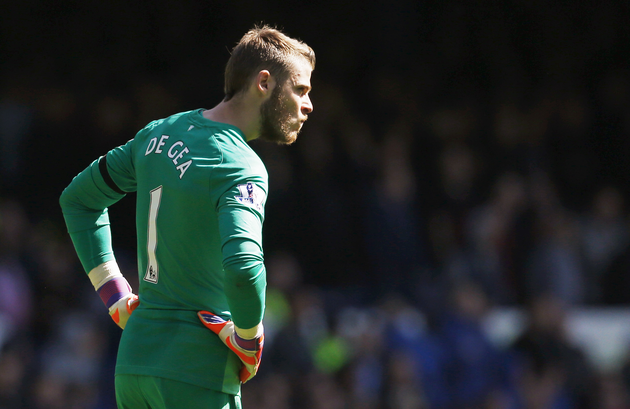 Vừa được bầu v&agrave;o đội h&igrave;nh ti&ecirc;u biểu của m&ugrave;a giải nhưng De Gea phải v&agrave;o lưới nhặt b&oacute;ng đến 3 lần