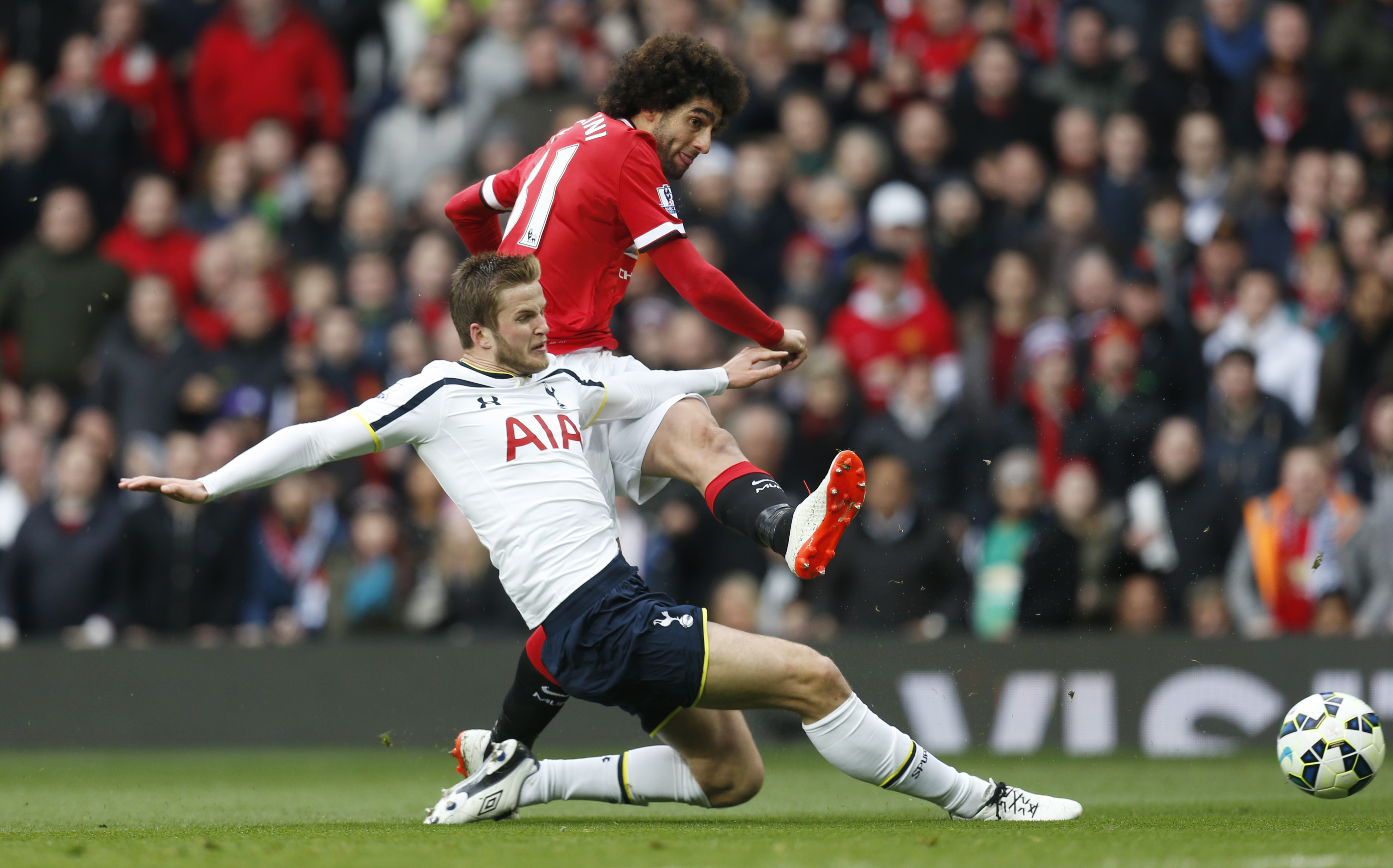 Fellaini trong pha mở tỉ số