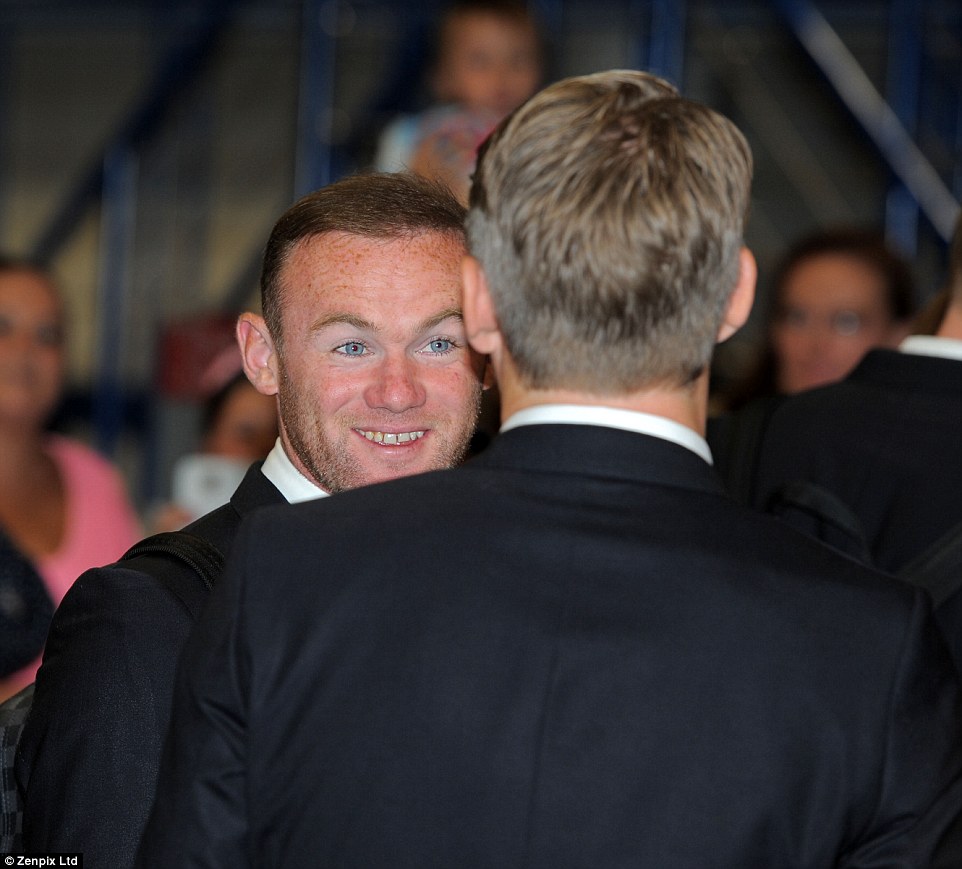 Rooney ch&agrave;o đ&oacute;n người đồng đội mới