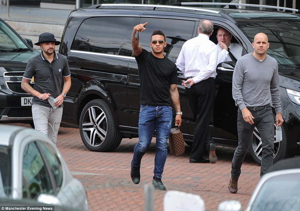 Depay h&aacute;o hức trước giờ l&ecirc;n đường