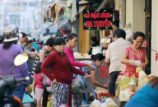 Mua sắm nhộn nhịp ở chợ Bắc Ninh, quận Thủ Đức v&agrave;o s&aacute;ng ng&agrave;y 1-1-2015. Ảnh: Ho&agrave;ng Triều