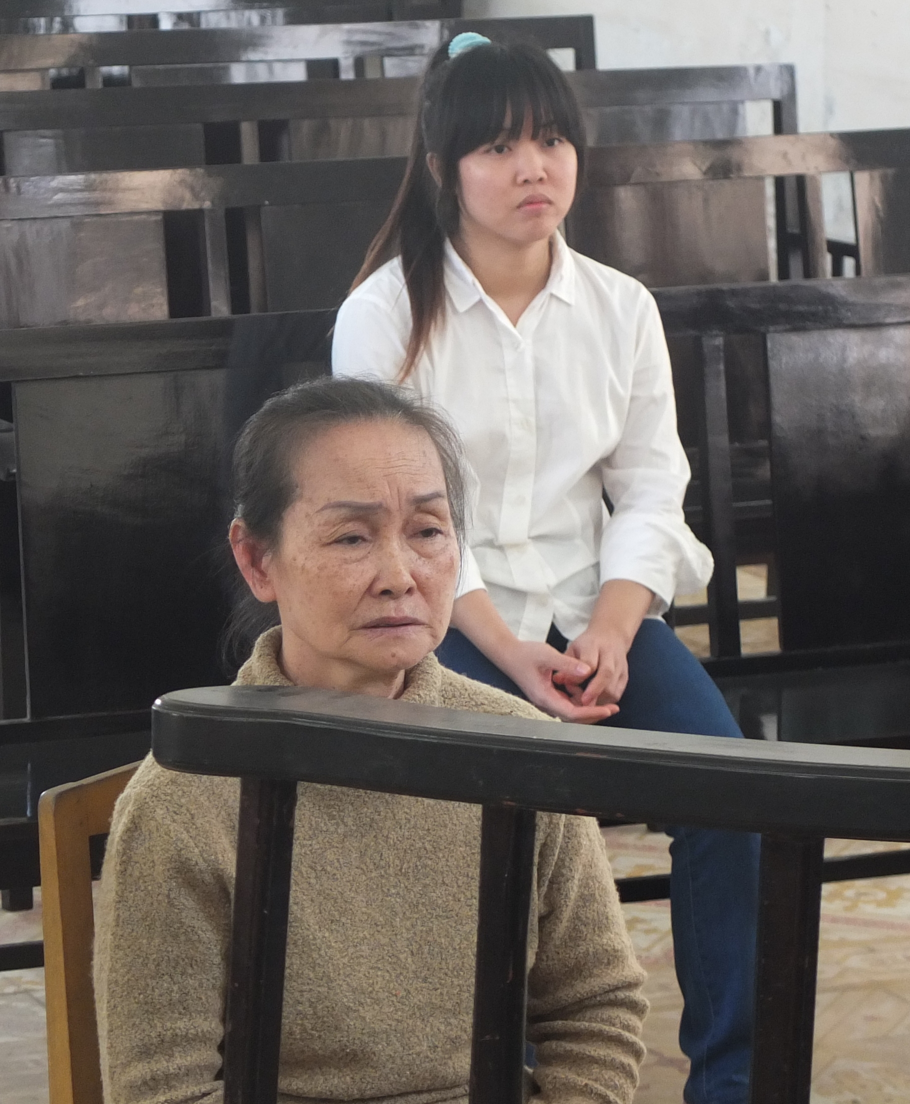 Hai mẹ con bị c&aacute;o Nguyễn Thị Ngọc Xinh v&agrave; Nguyễn Thị Phương Linh (SN 1988) tại phi&ecirc;n t&ograve;a xử tội Mua b&aacute;n người