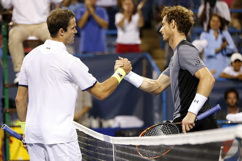 Murray (phải) thua ngược đ&aacute;ng tiếc trước Gabashvili ở v&ograve;ng 2 Citi Open