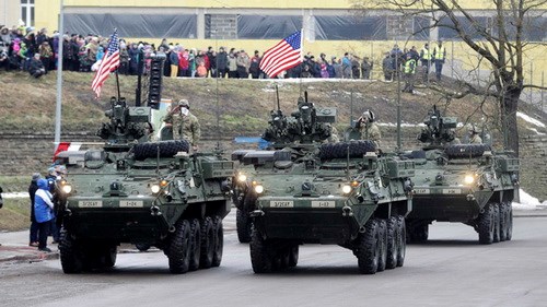 4 xe bọc th&eacute;p Mỹ tham gia diễu h&agrave;nh ở Estonia. Ảnh: Reuters