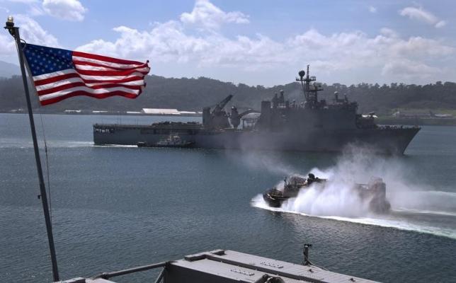 T&agrave;u đổ bộ USS Tortuga của Mỹ rời vịnh Subic - Philippines năm 2012. Ảnh tư liệu: Reuters
