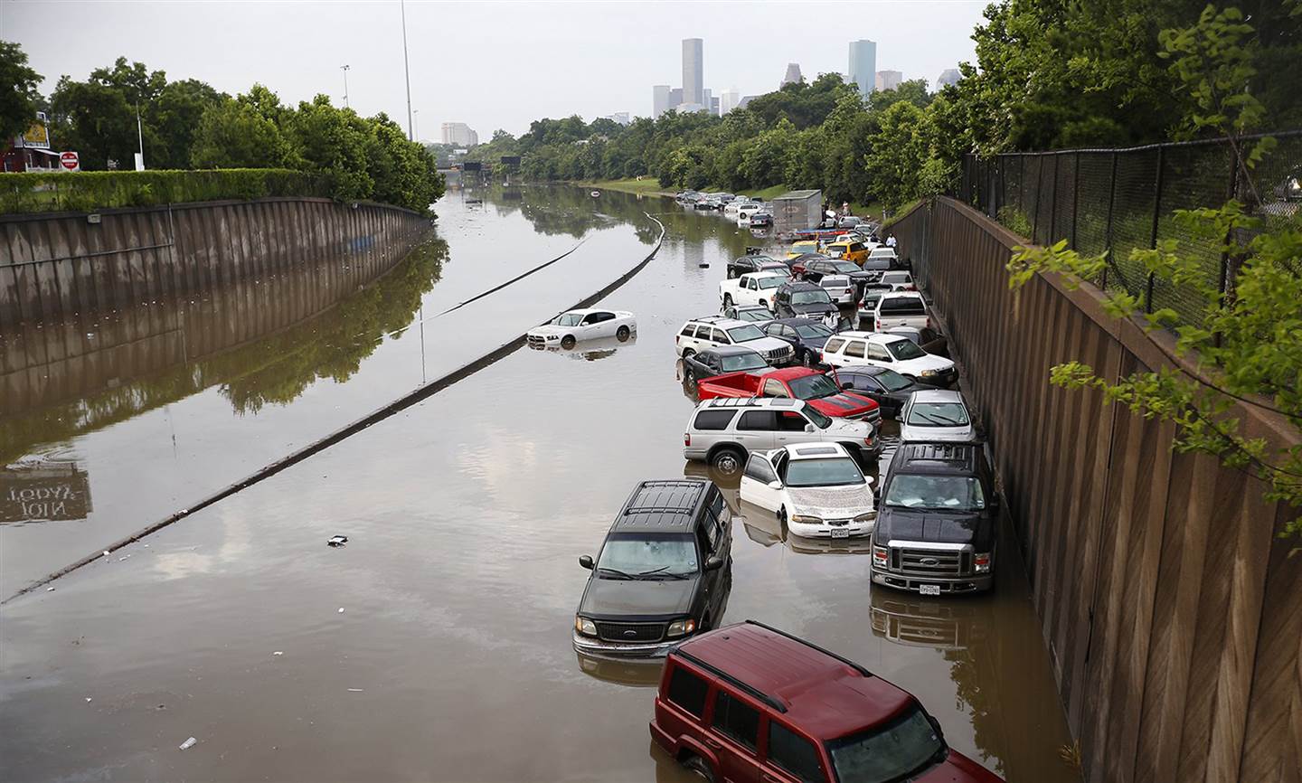 Xe hơi nghẽn lại b&ecirc;n đường li&ecirc;n bang I-45 ở TP Houston, bang Texas. Ảnh: AP