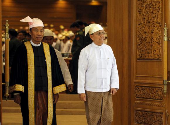 &Ocirc;ng Shwe Man (tr&aacute;i) v&agrave; Tổng thống Thein Sein. Ảnh tư liệu: Reuters