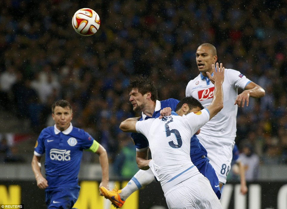 Yevhen Seleznyov đ&aacute;nh đầu ghi b&agrave;n quyết định, loại Napoli của HLV Benitez khỏi Europa League