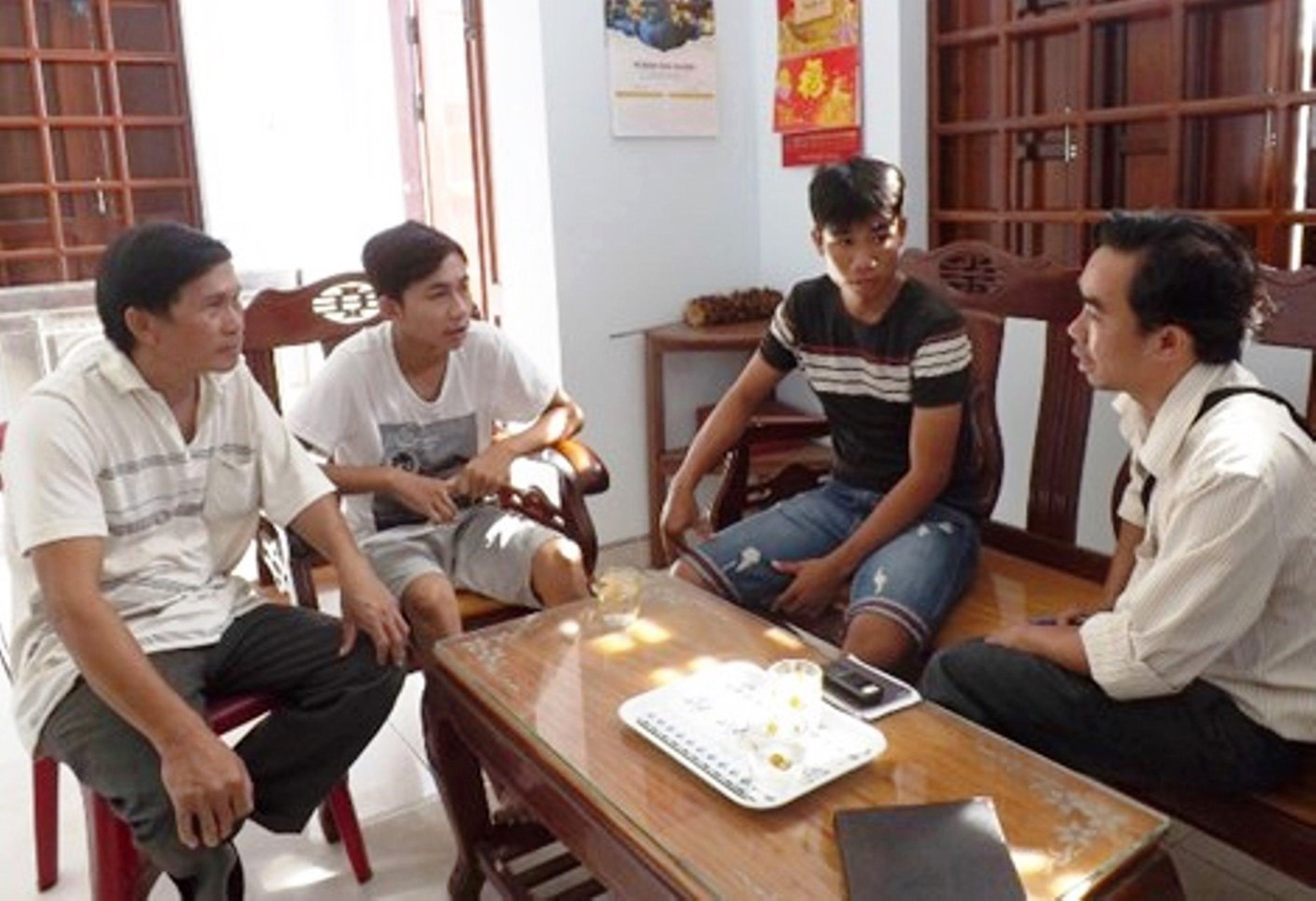 Trần Quang Thịnh (thứ hai từ tr&aacute;i sang) v&agrave; Nguyễn Văn T&yacute; (thứ ba từ tr&aacute;i sang) sẽ được dự tuyển lại nguyện vọng 1 (Ảnh: Hiếu Trung)