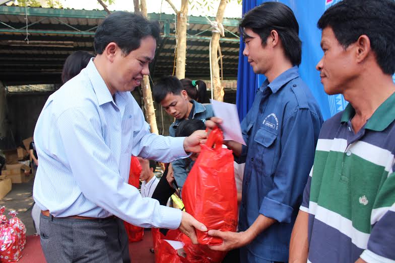 &Ocirc;ng Giang Văn Nam, Chủ tịch LĐLĐ quận G&ograve; Vấp, trao qu&agrave; cho CN kh&oacute; khăn