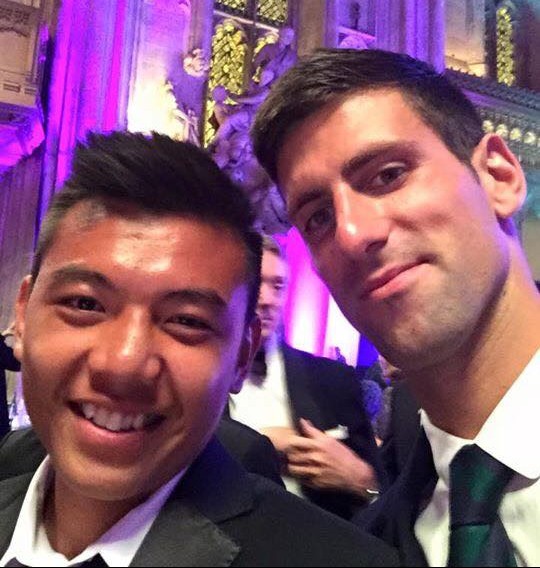 Lý Hoàng Nam diện veston ăn tiệc cùng thần tượng Djokovic