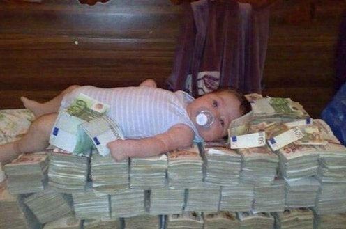 Tục vui ngày tết: Nằm trên đống tiền, cầu tài lộc