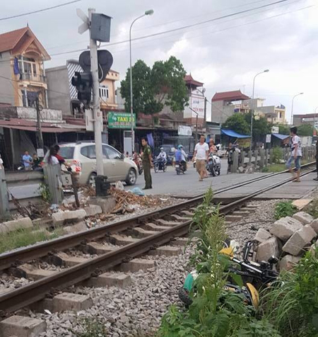 Hiện trường vụ tai nạn nam sinh bị t&agrave;u hỏa t&ocirc;ng chết tr&ecirc;n đường trở về nh&agrave; sau khi thi tốt nghiệp THPT quốc gia