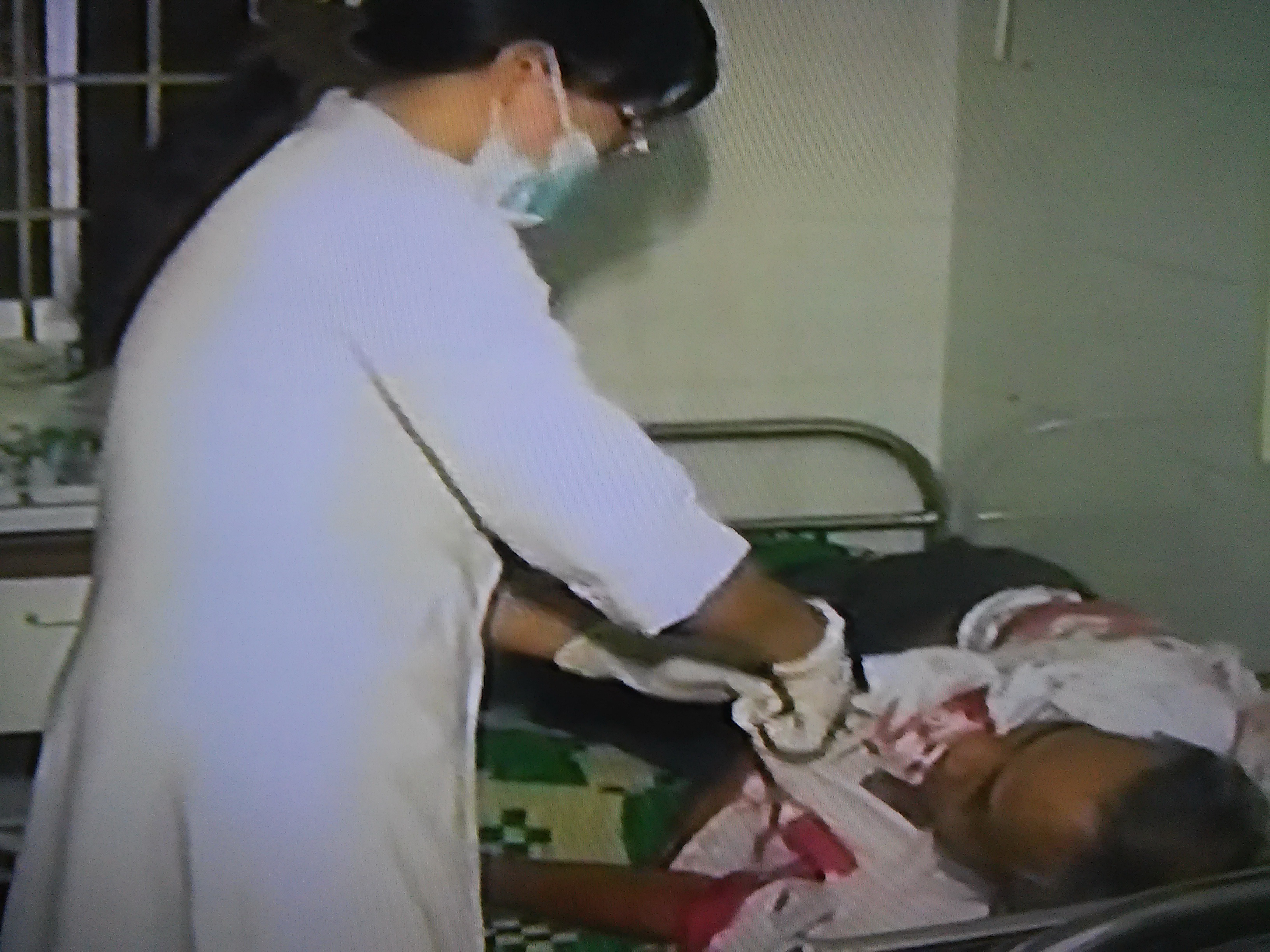 B&aacute;c sĩ đang cấp cứu cho nạn nh&acirc;n vụ tai nạn