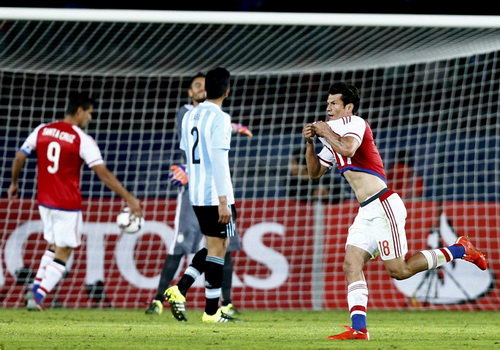 Nelson Valdez vui mừng sau pha rút ngắn cách biệt còn 1-2