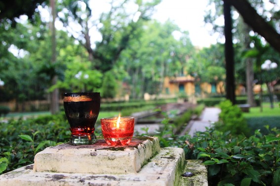Những ngọn nến trước nh&agrave; Đại tướng V&otilde; Nguy&ecirc;n Gi&aacute;p s&aacute;ng ng&agrave;y Quốc kh&aacute;nh