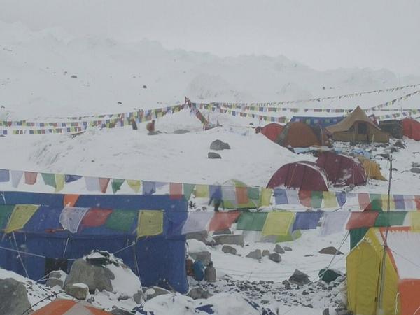 Khu lều trại tr&ecirc;n đỉnh Everest bị lở tuyết phủ k&iacute;n. Ảnh: Twitter