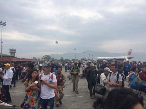T&igrave;nh h&igrave;nh ở s&acirc;n bay quốc tế Tribhuvan ở Kathmandu sau động đất. Ảnh: Reuters