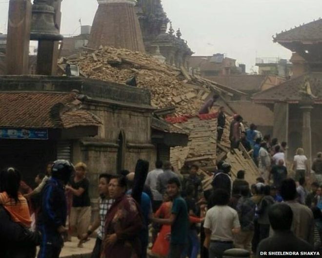 Nhiều t&ograve;a nh&agrave; đổ sập ở Kathmandu. Ảnh: BBC