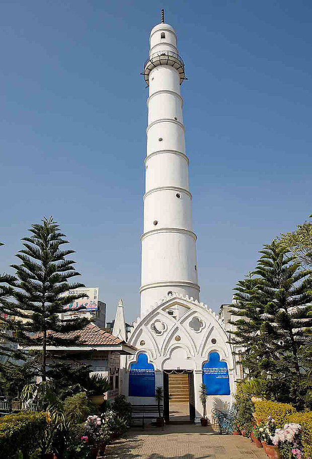 Th&aacute;p Dharahara trước khi tan th&agrave;nh gạch n&aacute;t. Ảnh: Alamy
