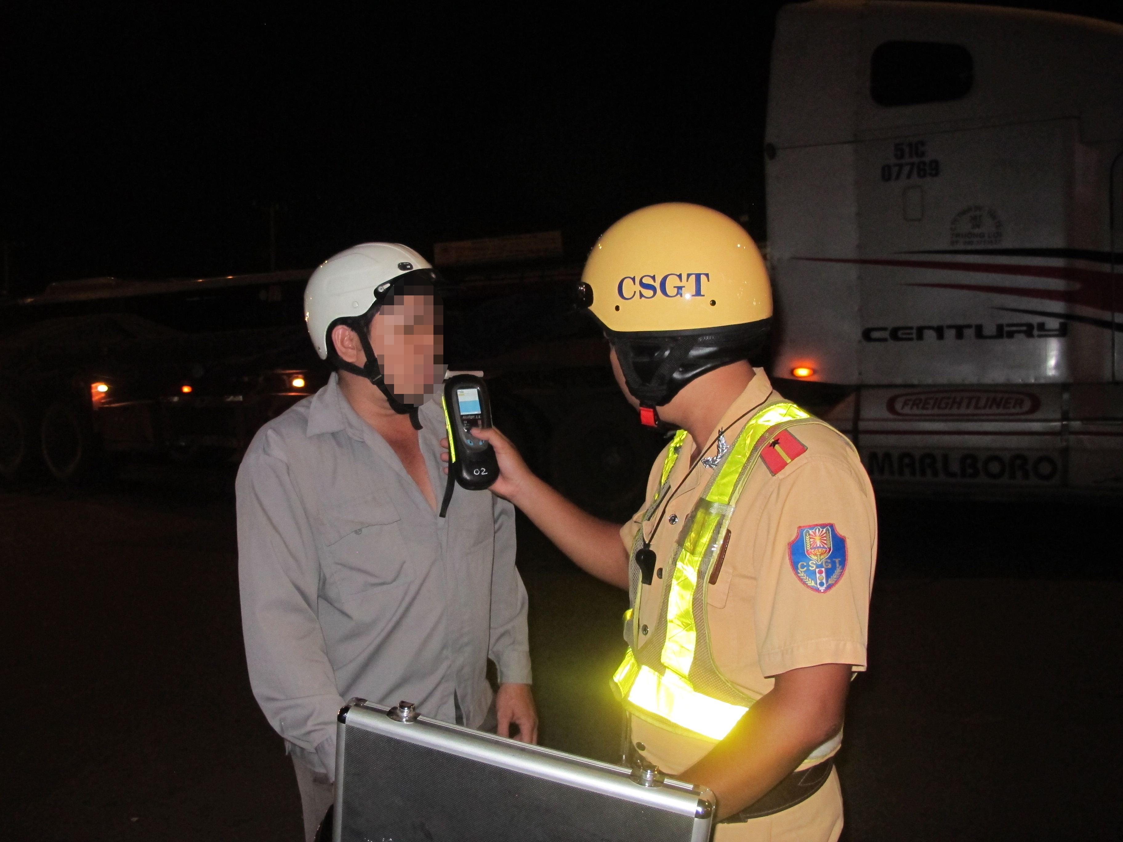 CSGT TP HCM đo nồng độ cồn của người điều khiển phương tiện tham gia giao th&ocirc;ng Ảnh: THU HỒNG