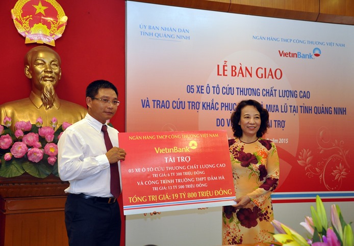 B&agrave; Vũ Thị Thu Thủy - Ph&oacute; Chủ tịch UBND tỉnh Quảng Ninh nhận số tiền hỗ trợ từ VietinBank