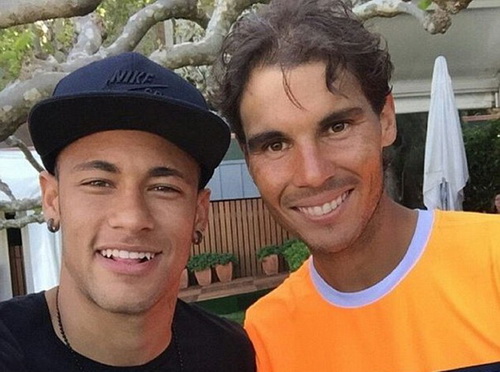 Nadal chụp ảnh lưu niệm với ngọi sao b&oacute;ng đ&aacute; Neymar