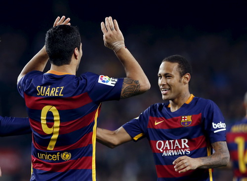 Suarez lập hat-trick, Barcelona bám sát ngôi đầu La Liga