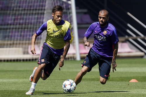 Tập luyện trong nắng nóng 31 độ C, Barcelona mơ Champions League