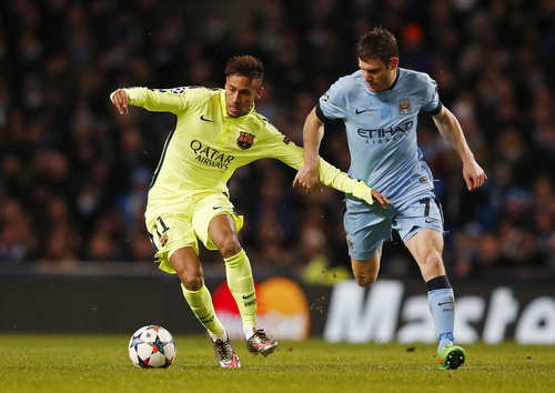 Neymar đi b&oacute;ng trước sự đeo b&aacute;m của James Milner