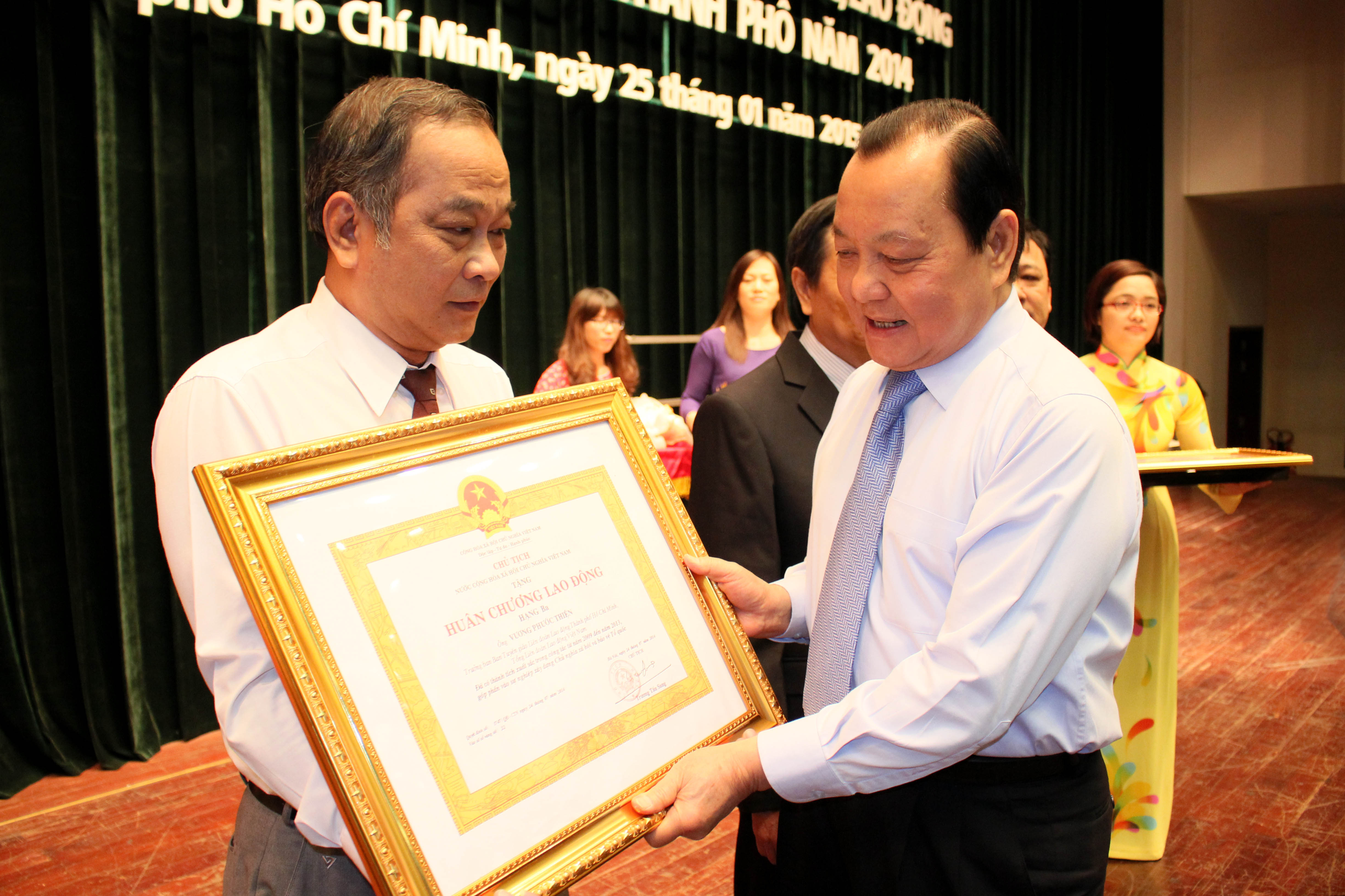 Ủy vi&ecirc;n Bộ ch&iacute;nh trị, B&iacute; thư Th&agrave;nh ủy TP HCM L&ecirc; Thanh Hải, trao hu&acirc;n chương lao động hạng 3 cho &ocirc;ng Vương Phước Thiện, Trưởng Ban Tuy&ecirc;n gi&aacute;o LĐLĐ TP
