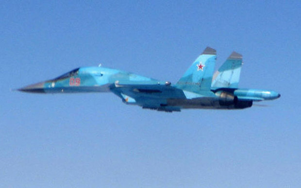 Chiếc Typhoon của Anh chặn đường 1 chiếc Sukhoi Su-34 của Nga. Ảnh: MoD