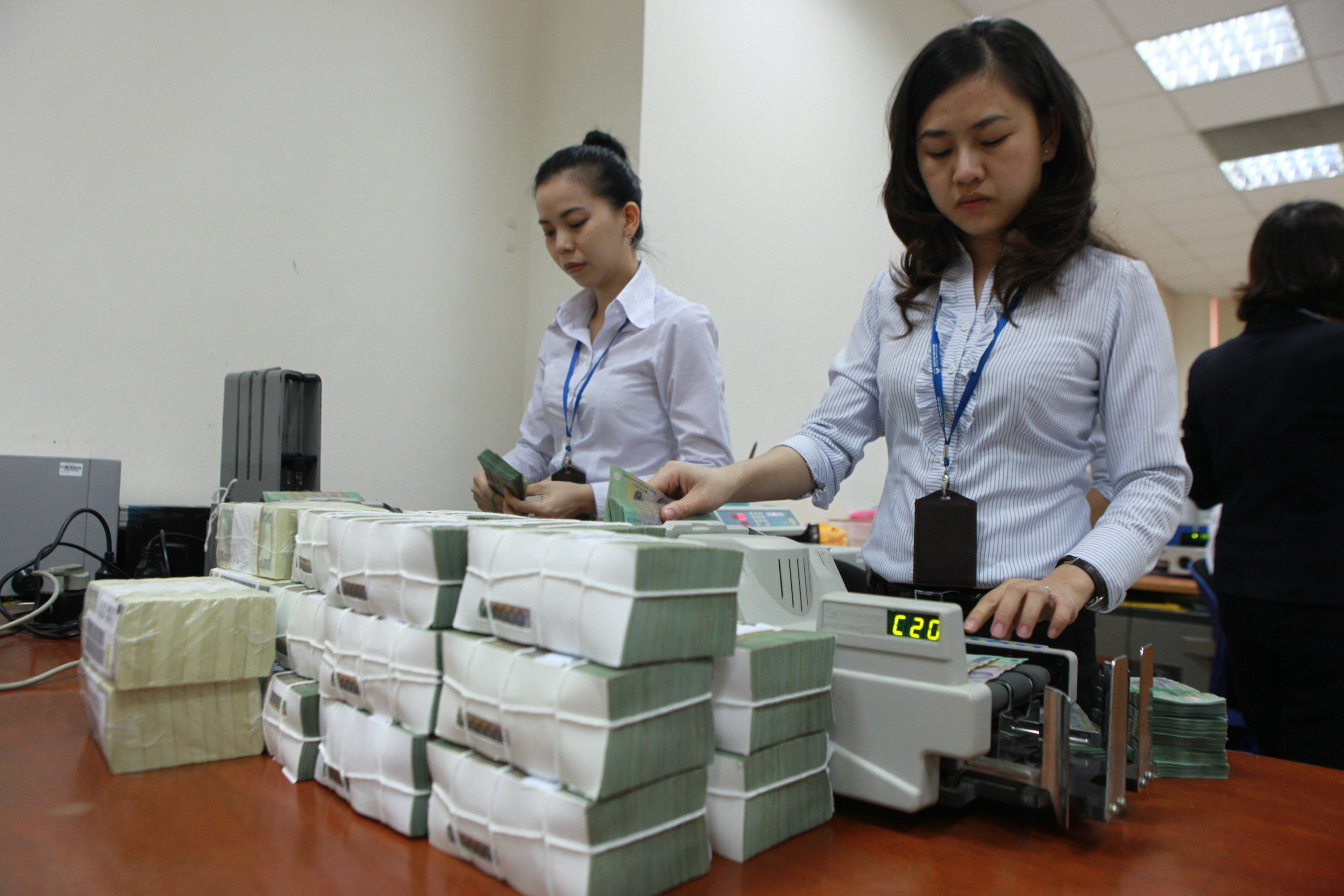 Nh&acirc;n vi&ecirc;n ng&acirc;n h&agrave;ng kh&ocirc;ng c&ograve;n tr&ocirc;ng đợi nhiều v&agrave;o lương thưởng Tết