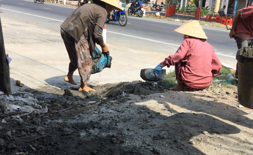Hai bị can ngang nhi&ecirc;n x&acirc;m phạm t&agrave;i sản người kh&aacute;c như chốn kh&ocirc;ng người