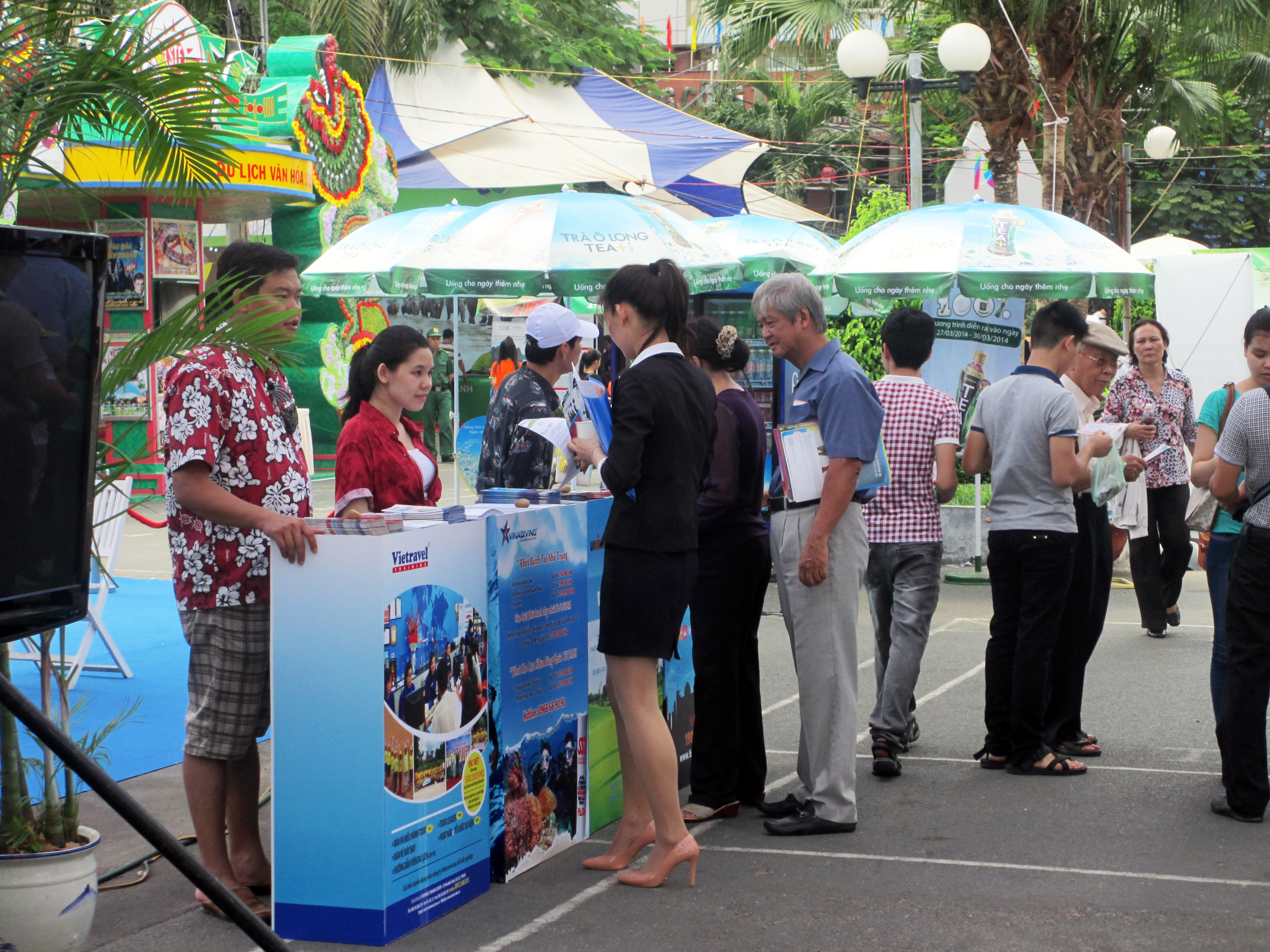 Du kh&aacute;ch tham quan gian h&agrave;ng Vietravel tại Ng&agrave;y hội Du lịch năm 2014